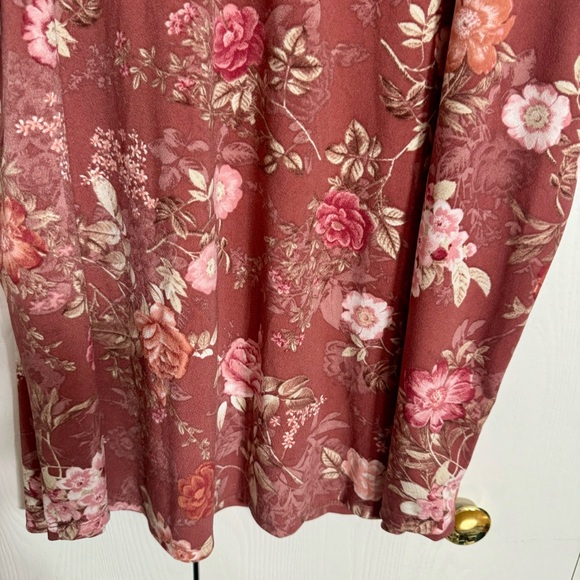 NWT. Cure 3X floral blouse top. Approx. 27” armpit to armpit and 31” long. - Picture 11 of 15